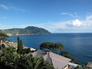 La casa dall'alto con la vista verso levante. Camogli e il Monte di Portofino
 - The house with a view to the east. Mountain of Portofino and Camogli